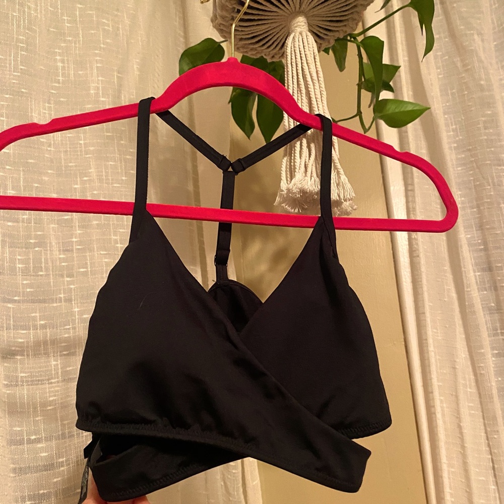 Black sports bra